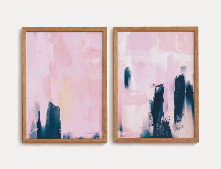 Dupla de quadros abstratos nas cores rosa e azul com pinceladas expressivas e manchas de tinta.