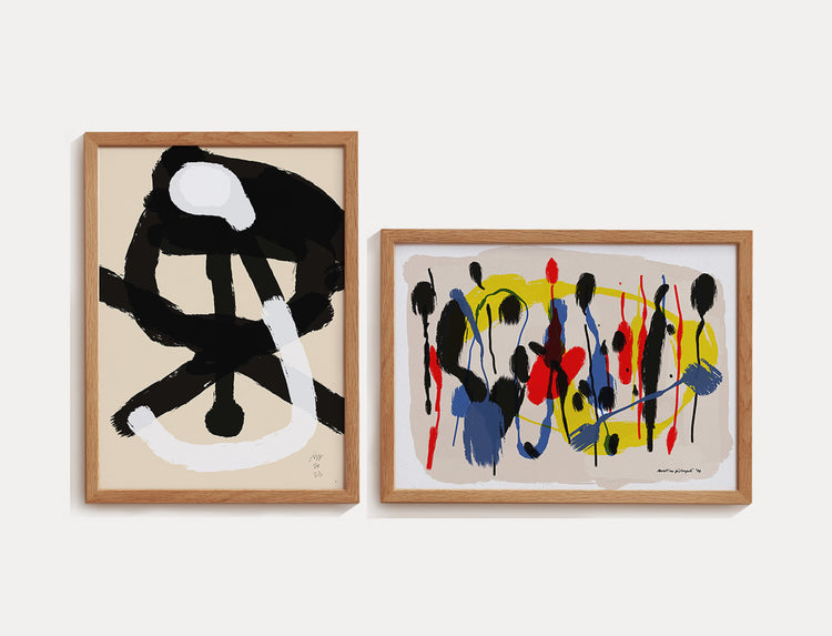 Duas obras abstratas emolduradas em madeira. A da esquerda apresenta pinceladas grossas em preto, branco e tons de bege sobre fundo neutro. A da direita tem formas soltas em azul, vermelho, preto e amarelo sobre fundo claro, criando uma composição vibrante e energética.