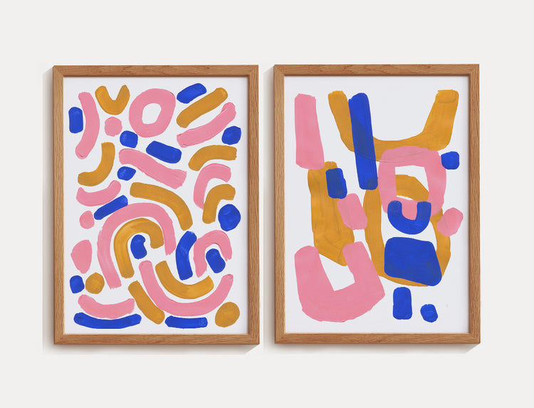 Dupla de quadros abstratos na cores rosa, laranja e azul em fundo branco. As artes são formas orgânicas dispersas por todo o espaço.