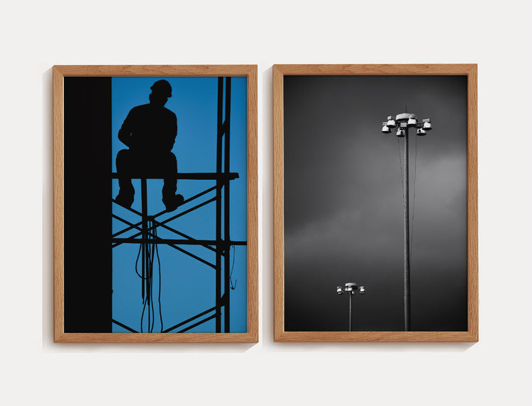 Conjunto de duas fotografias urbanas. A imagem da esquerda mostra a silhueta de um trabalhador em uma estrutura metálica contra um fundo azul vibrante. A da direita apresenta postes de iluminação altos em preto e branco, com o céu nublado ao fundo, transmitindo uma atmosfera dramática.