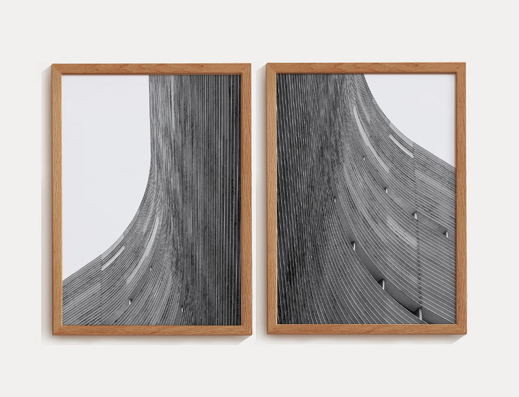 Dupla de quadros de fotografia de arquitetura que representam a fachada do edifício Copan, em São Paulo. As curvas das fachadas são dispositas de maneira opsta.