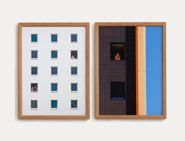 Dupla de quadros de fotografia urbana e de arquitetura. As fotografias são simétricas, de fachada de edifício, sendo um branco e outro de tijolinhos e com três pessoas nas janelas.