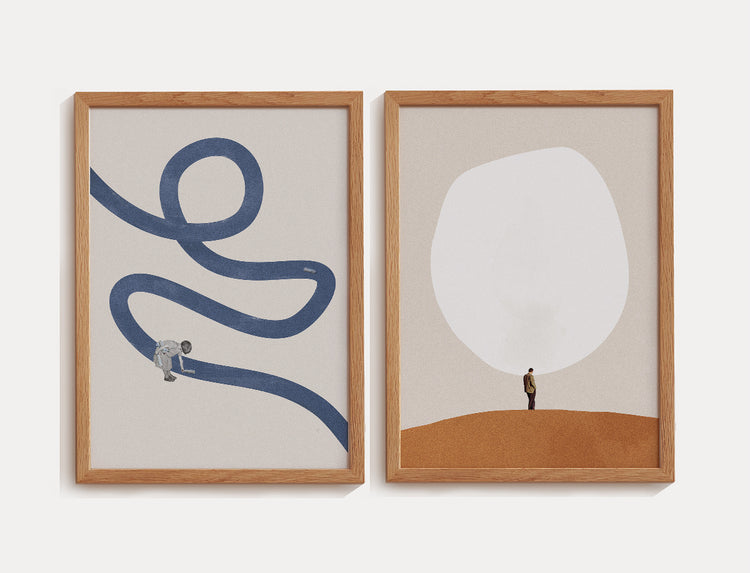 Dupla de quadros surrealistas do artista Marten León com moldura na cor mel.