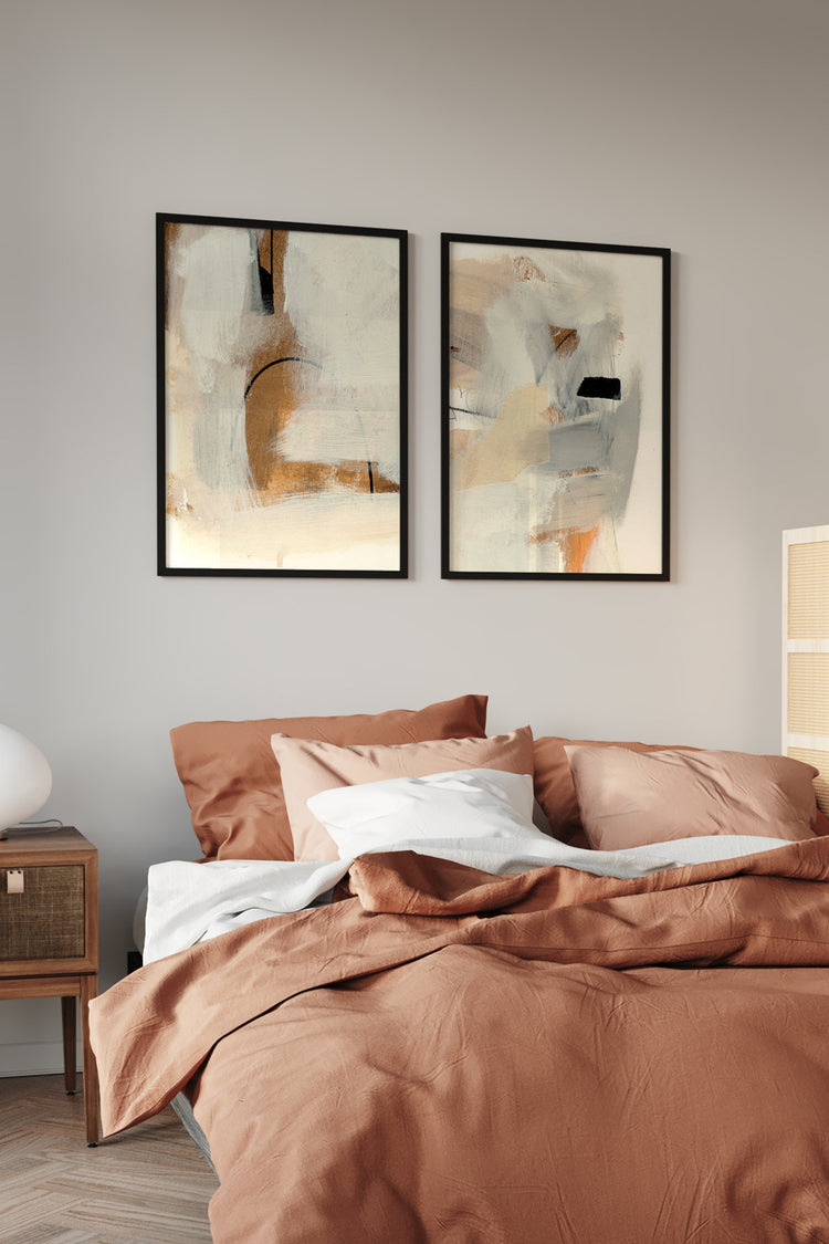 Quadros de arte abstrata em tons neutros sobre cama com roupa de cama terracota em quarto minimalista moderno – decoração sofisticada com pintura contemporânea para ambientes elegantes