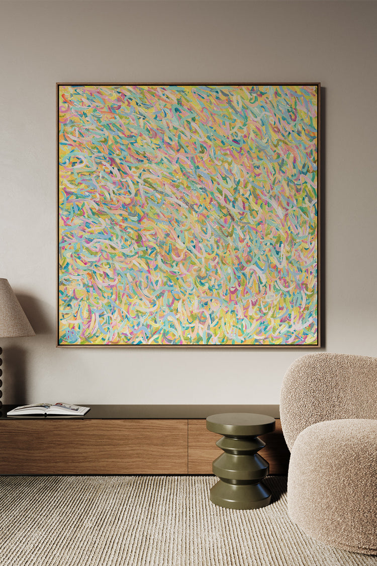 Sala de estar minimalista com quadro quadrado único e em tamanho 90x90cm de moldura na cor mel e acabamento canvas com canaleta.