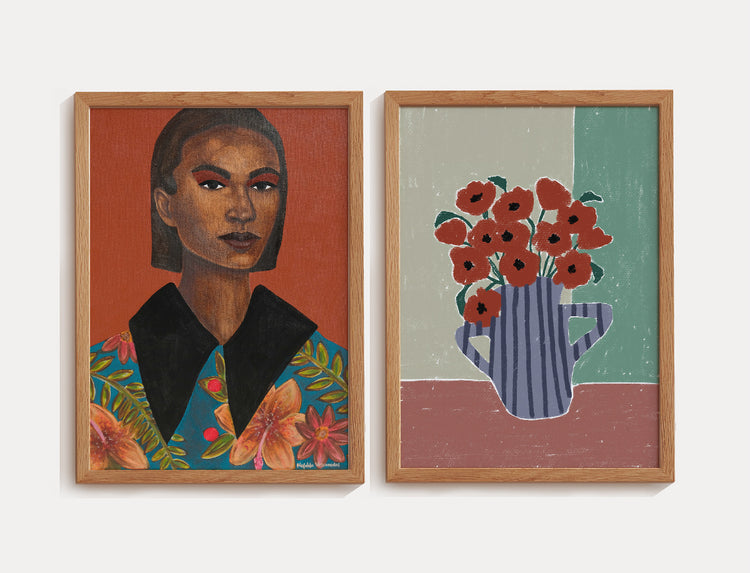 Dois quadros com moldura de madeira: à esquerda, retrato de mulher com fundo terracota e roupa floral vibrante; à direita, vaso azul listrado com flores vermelhas em fundo geométrico em verde, bege e terracota.