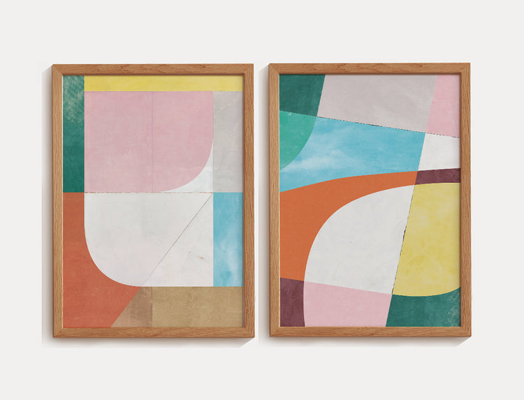 Dupla de quadros abstratos geométricos coloridos em cores primárias, com moldura na cor mel.