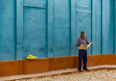 Quadro Newspaper Reading Banana Seller by Inge Schuster