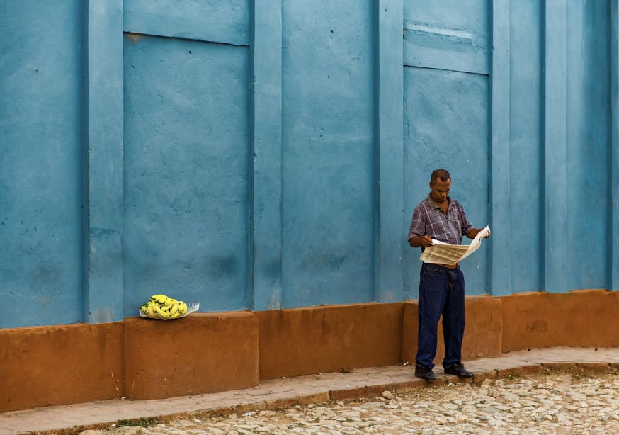 Quadro Newspaper Reading Banana Seller by Inge Schuster