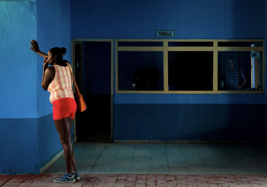 Quadro Waiting for the Bus by Inge Schuster