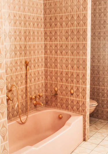 Quadro Pink and Golden Bathtube