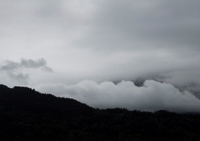 Quadro Black Mountains and White Clouds