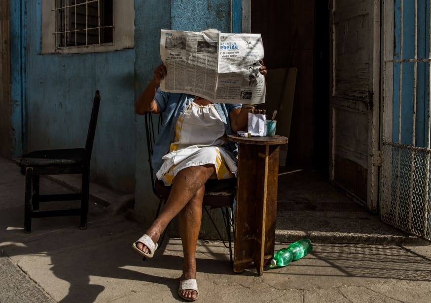 Quadro Hidden Behind the Newspaper By Inge Schuster