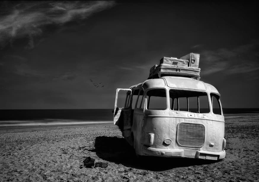 Quadro Beached Bus by Yvette Depaepe - Obrah | Quadros e Posters para Transformar a Parede