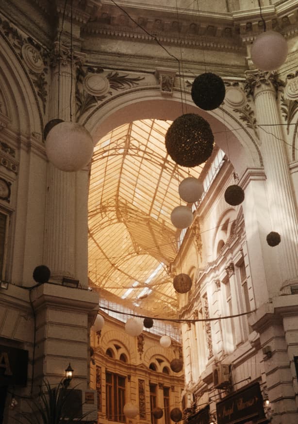 Quadro Analog Series Balloons In The Mall