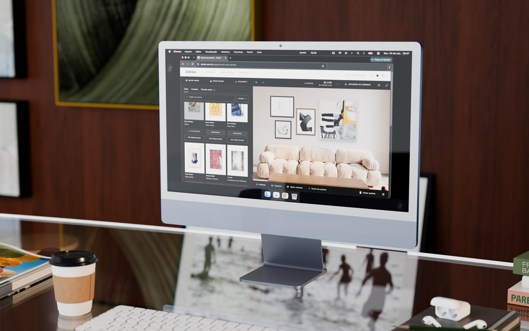 Montador de quadros da OBRAH aberto num iMac, com uma parede de galeria montada sobre um sofá